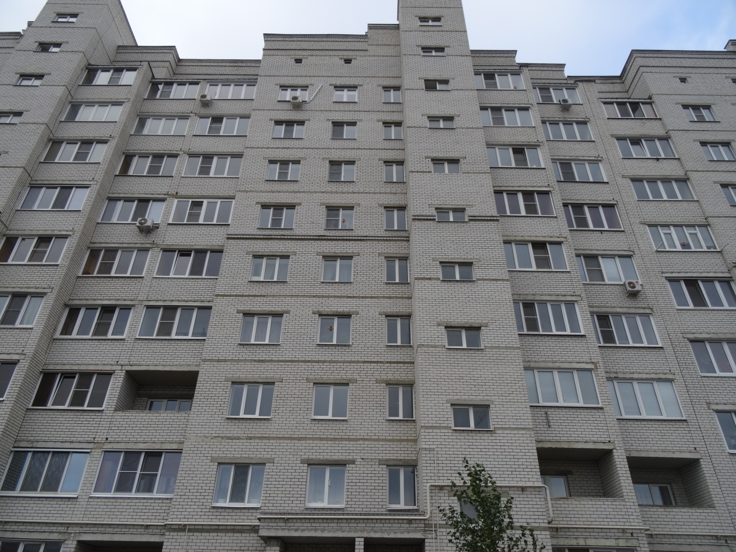 обл. Белгородская, г. Губкин, ул. Севастопольская, д. 107-фасад здания