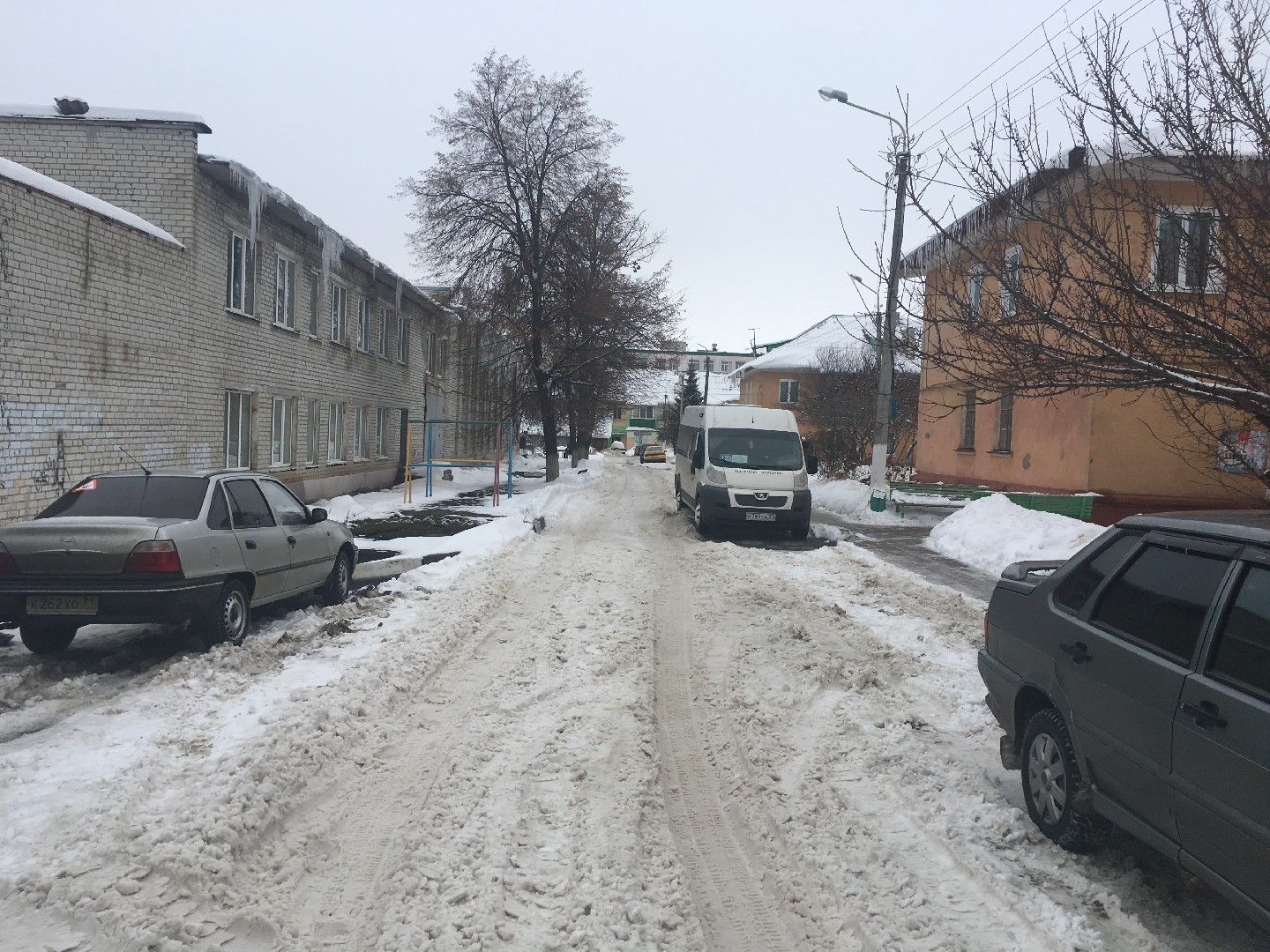 обл. Белгородская, г. Губкин, ул. Советская, д. 16-придомовая территория