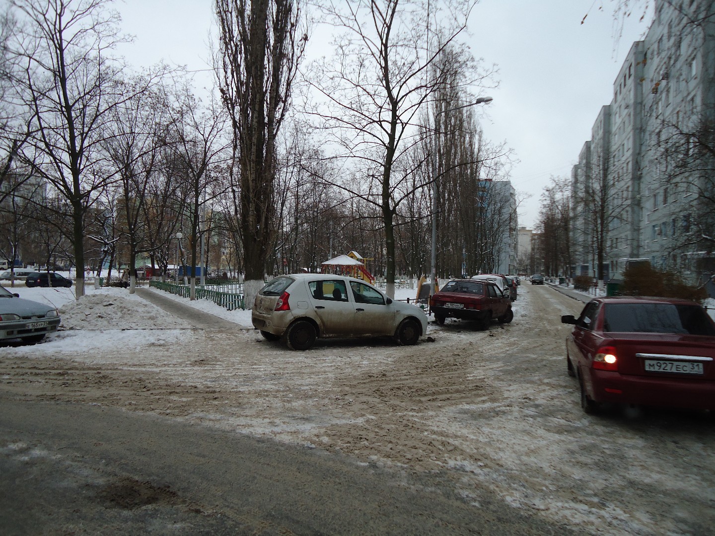 обл. Белгородская, г. Старый Оскол, мкр. Жукова, д. 19-придомовая территория