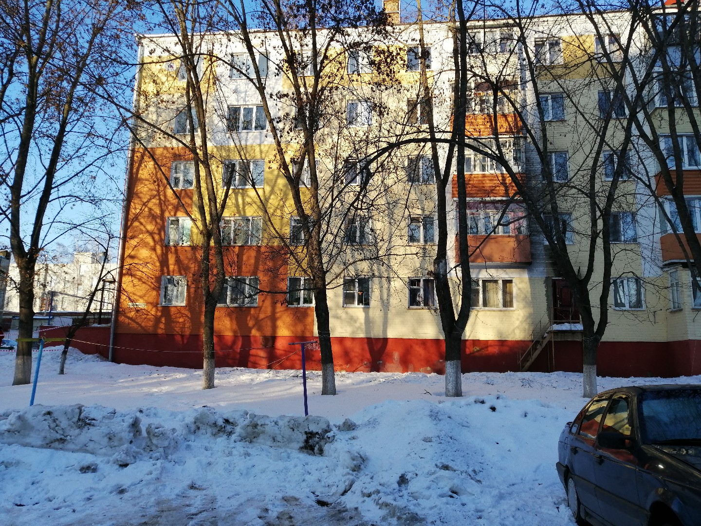 обл. Белгородская, р-н. Яковлевский, г. Строитель, ул. Октябрьская, д. 24А-фасад здания