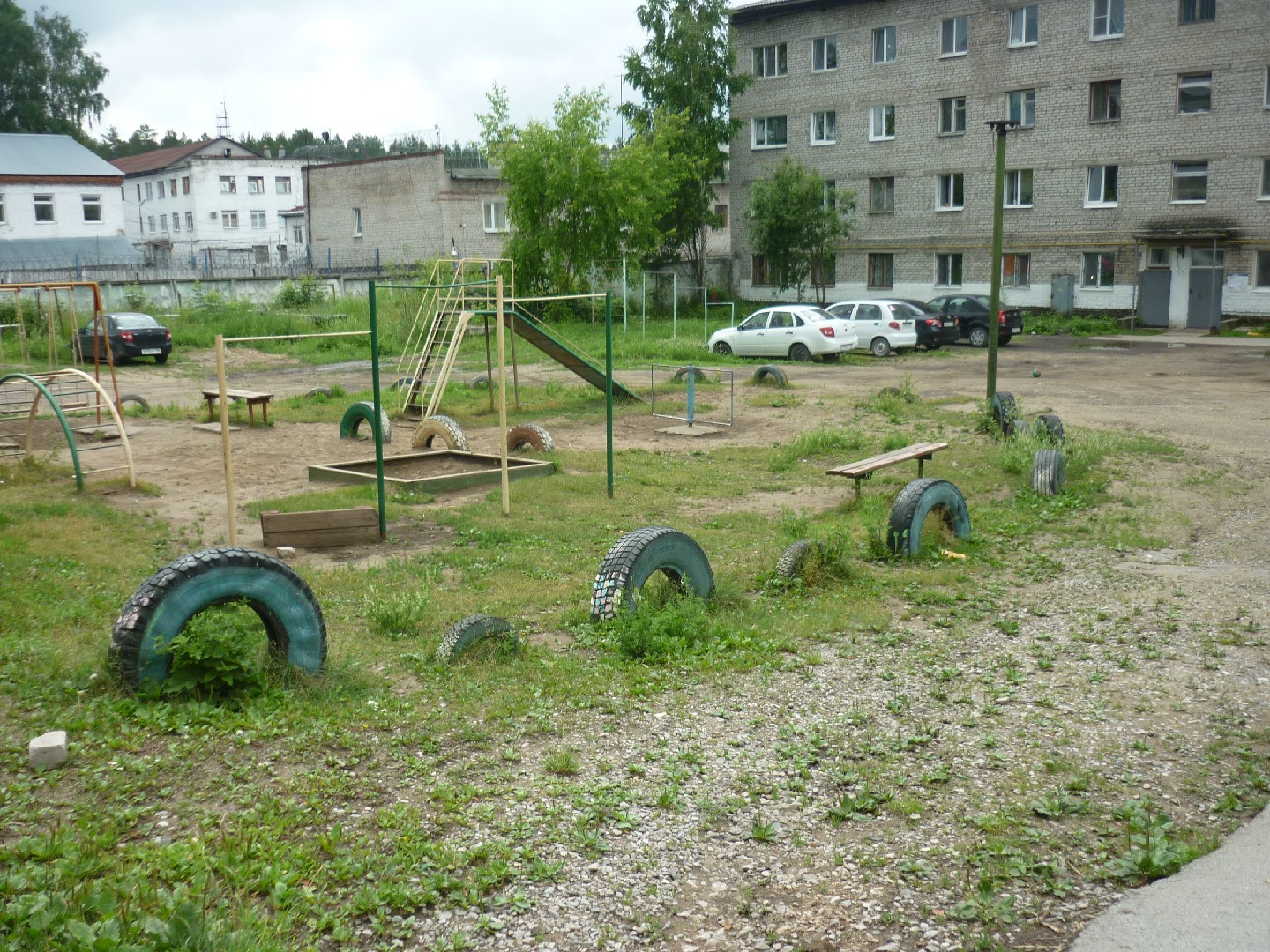 край. Пермский, г. Пермь, ул. Докучаева, д. 27а-придомовая территория