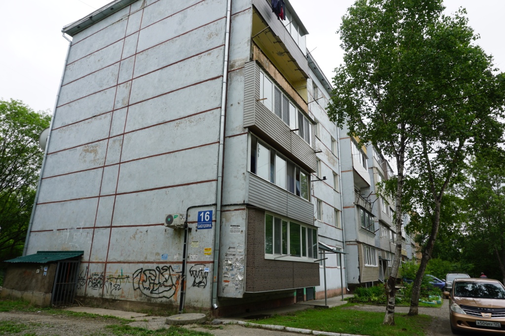 край. Приморский, г. Артем, ул. Бабушкина, д. 16-фасад здания