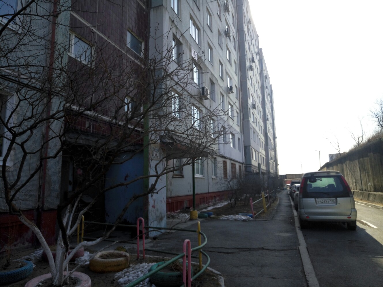 край. Приморский, г. Владивосток, ул. Нейбута, д. 83-фасад здания