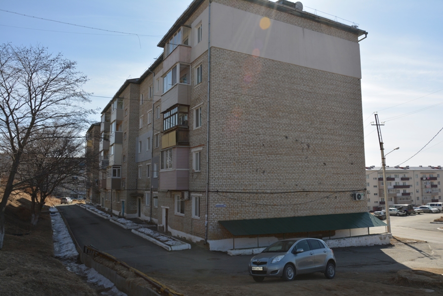 край. Приморский, г. Находка, ул. Комсомольская, д. 14-фасад здания