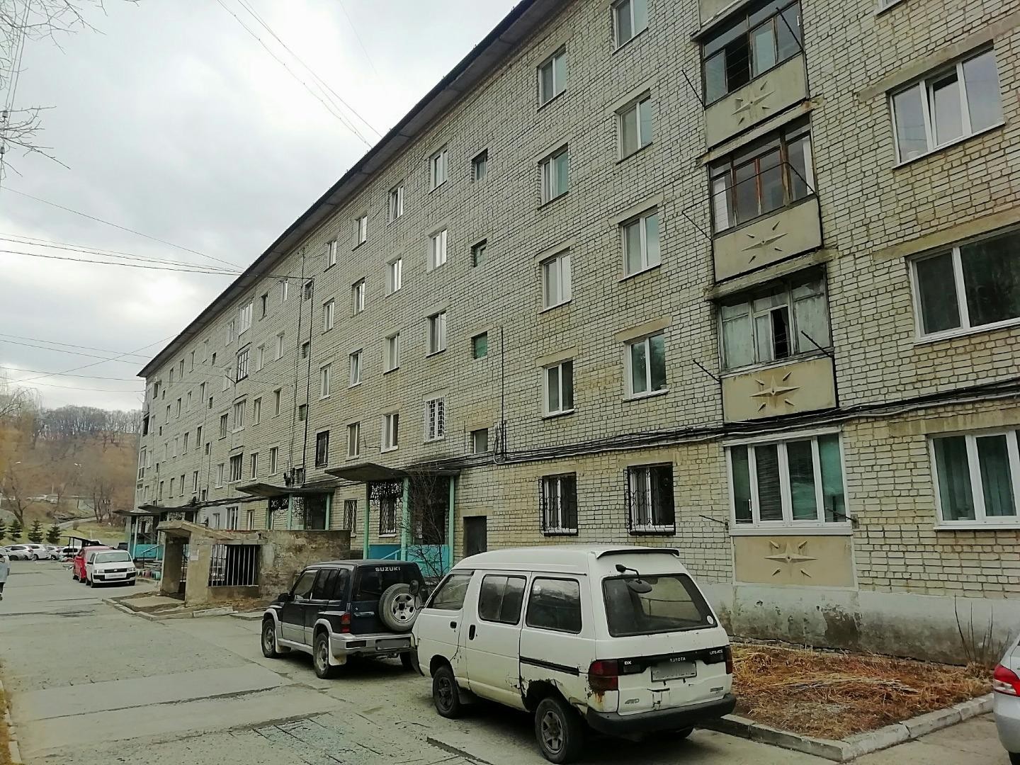 край. Приморский, г. Находка, ул. Нахимовская, д. 31-фасад здания