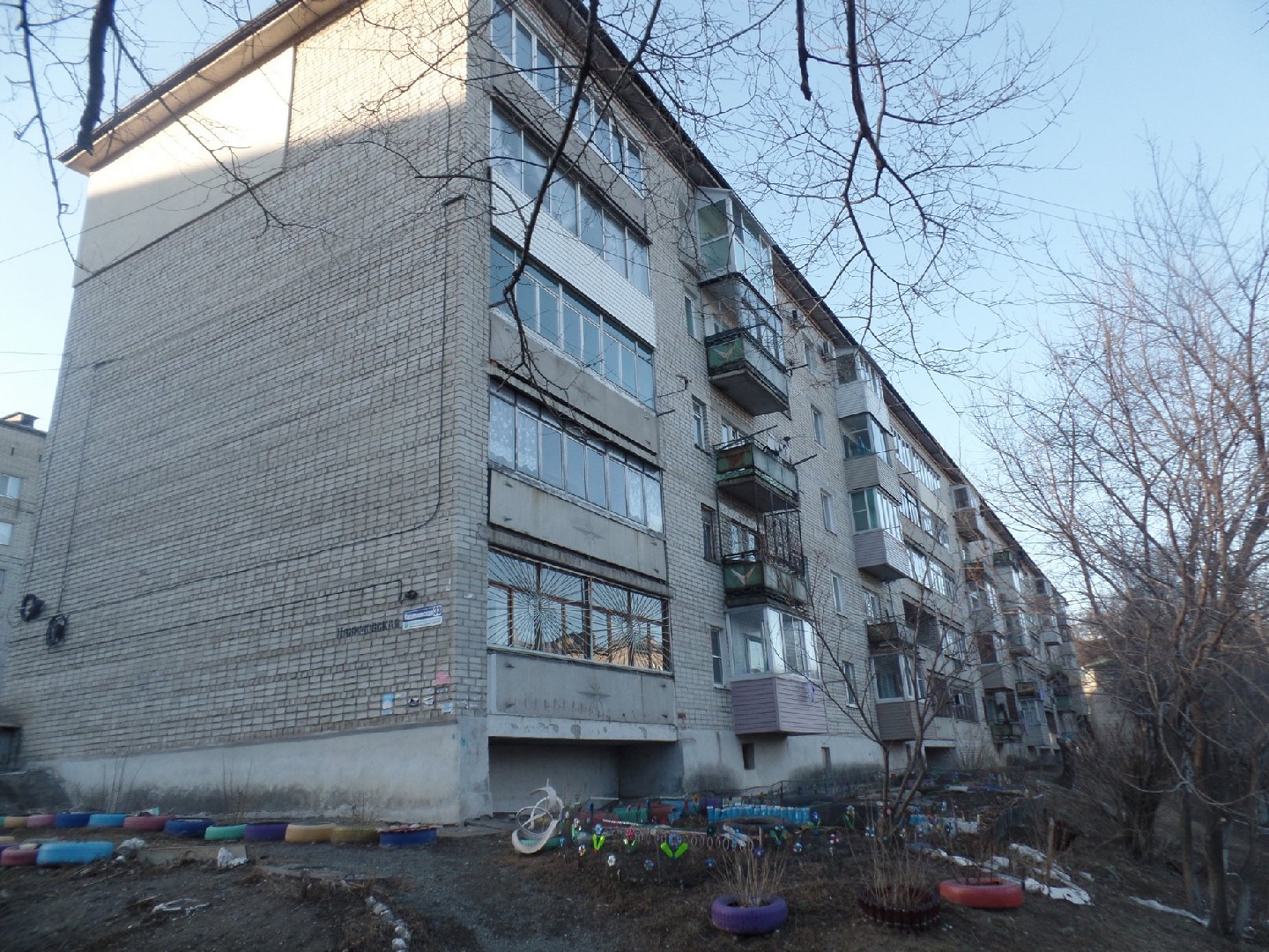 край. Приморский, г. Находка, ул. Нахимовская, д. 33-фасад здания