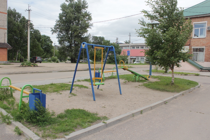 край. Приморский, р-н. Октябрьский, с. Покровка, ул. Советов, д. 76-придомовая территория