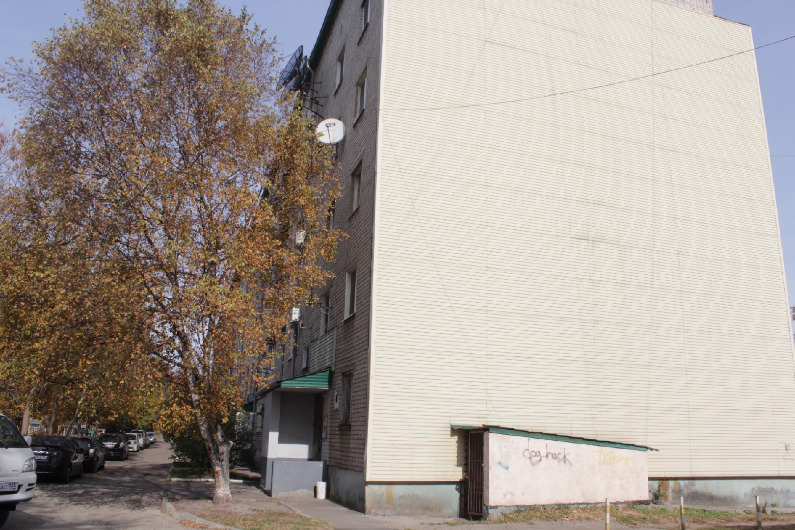край. Приморский, г. Уссурийск, ул. Полушкина, д. 83-фасад здания
