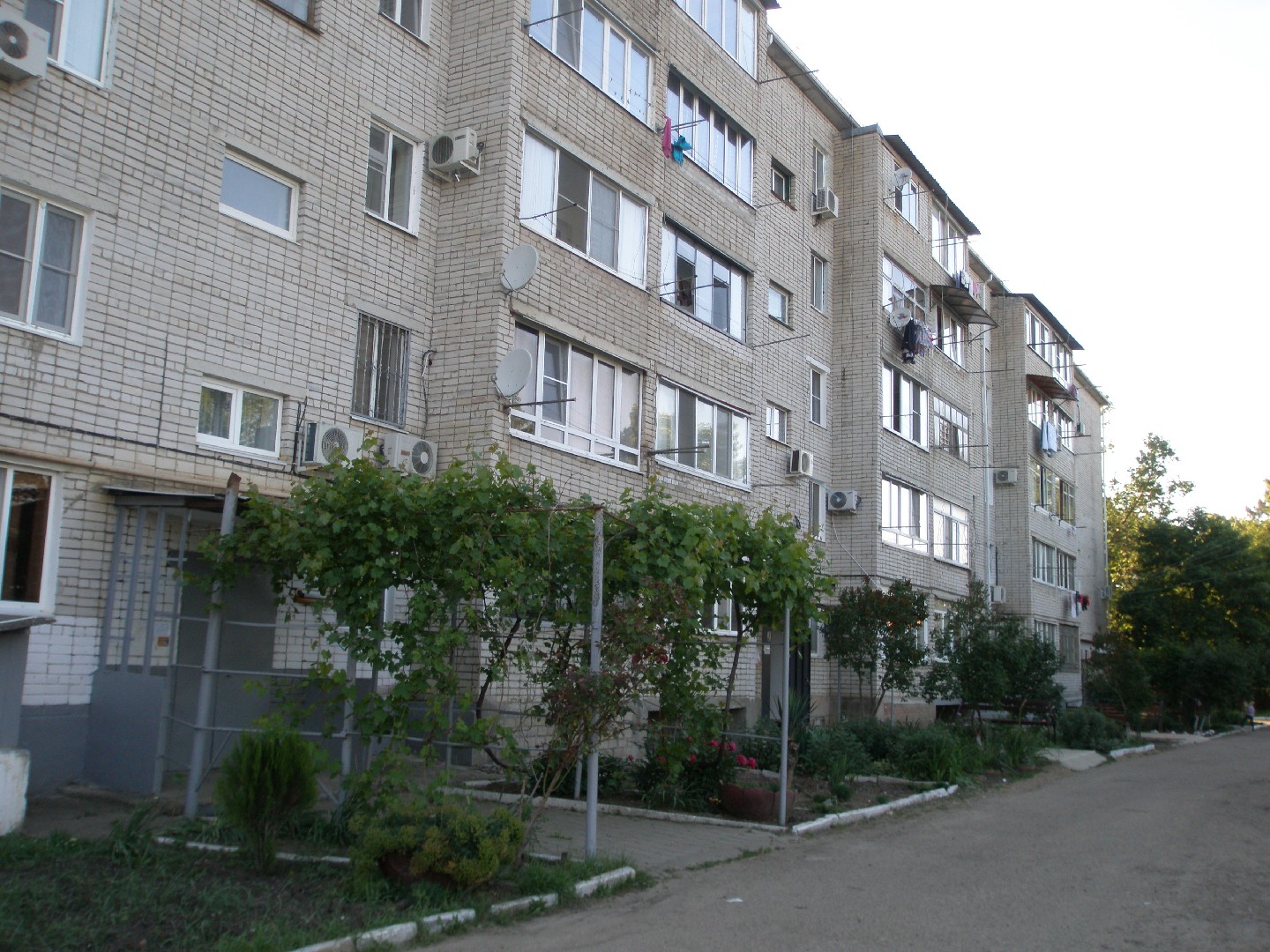 Респ. Адыгея, г. Адыгейск, ул. Чайковского, д. 4-фасад здания