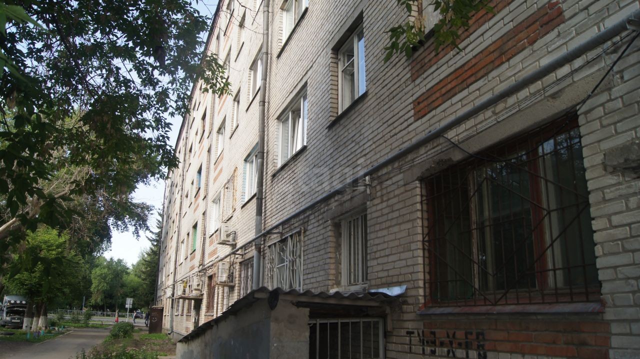 край. Алтайский, г. Барнаул, ул. Антона Петрова, д. 197-фасад здания