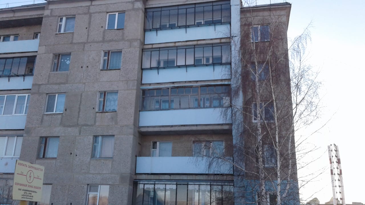 Респ. Башкортостан, р-н. Баймакский, г. Баймак, ул. А.Алибаева, д. 57-фасад здания