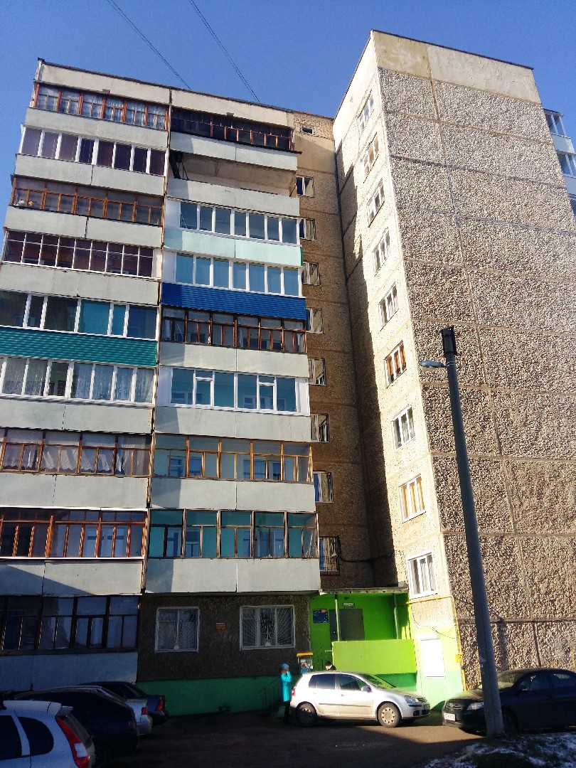 Респ. Башкортостан, р-н. Ишимбайский, г. Ишимбай, ул. Стахановская, д. 32-фасад здания