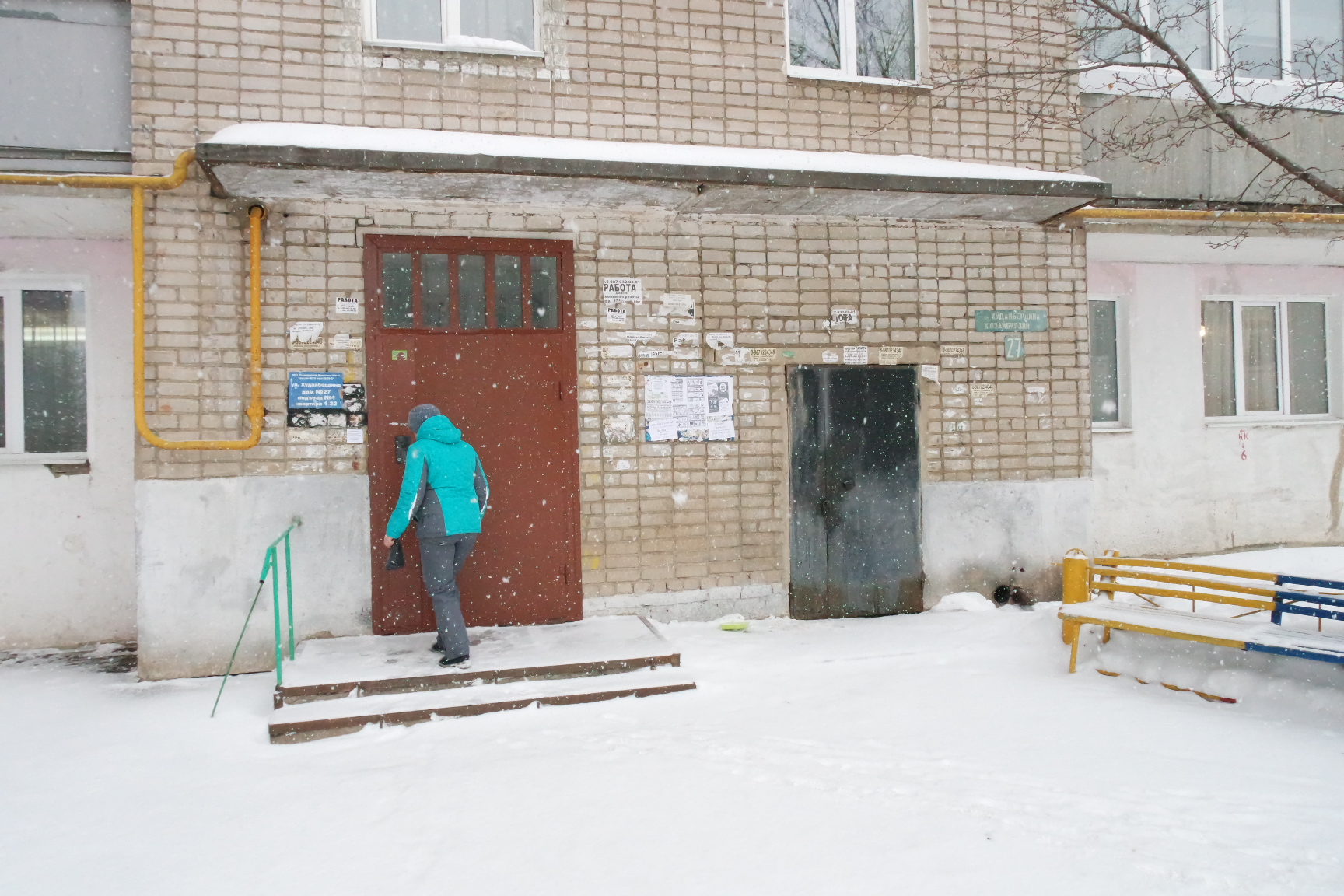 Респ. Башкортостан, г. Стерлитамак, ул. Худайбердина, д. 27-вход снаружи