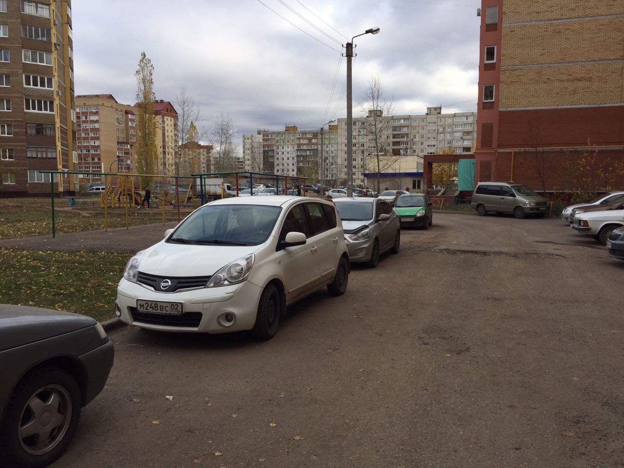 Респ. Башкортостан, г. Уфа, ул. Академика Королева, д. 4-придомовая территория