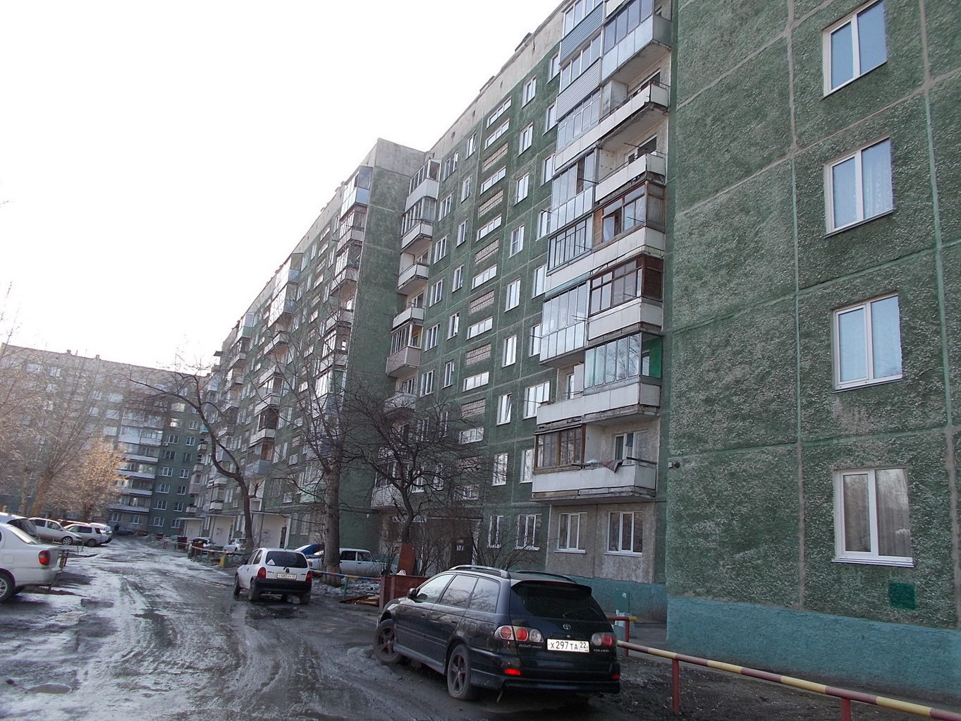 край. Алтайский, г. Барнаул, ул. Антона Петрова, д. 214-фасад здания