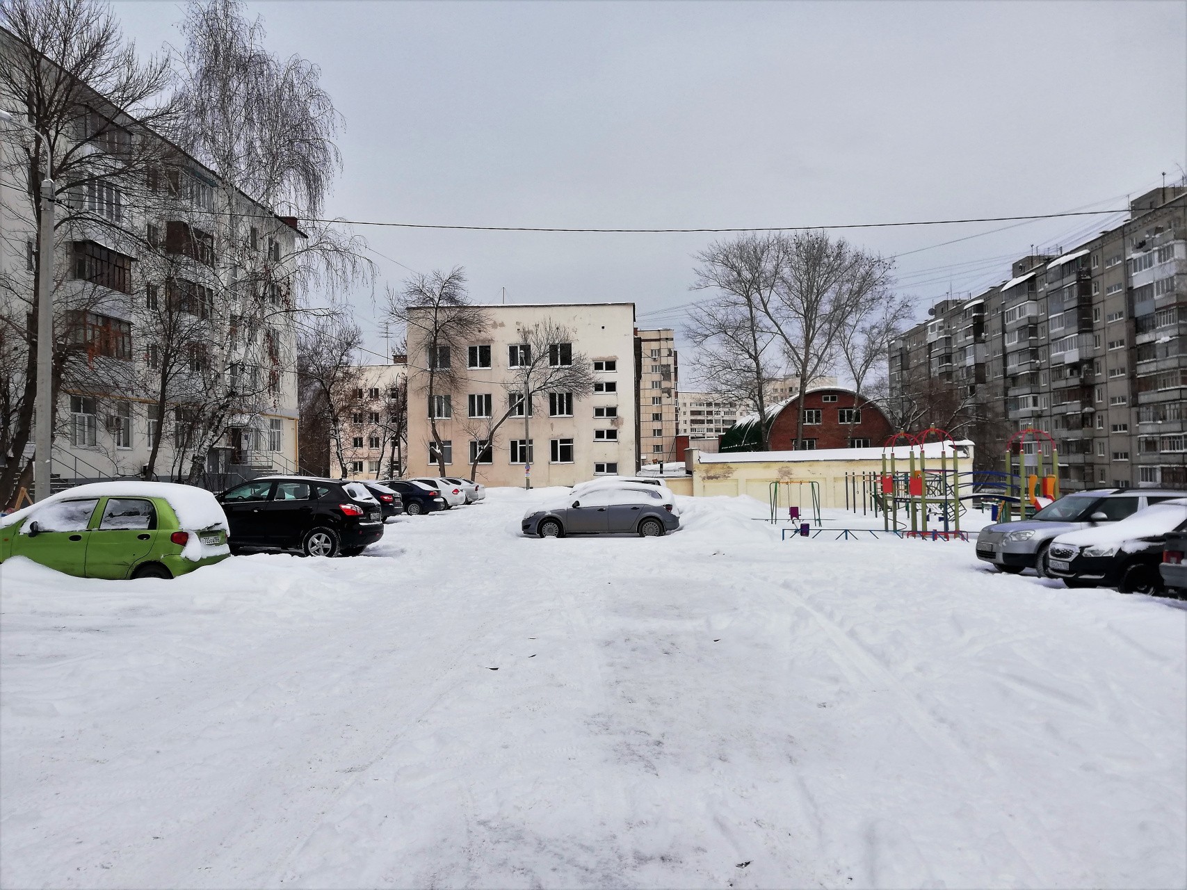 Респ. Башкортостан, г. Уфа, ул. Комсомольская, д. 12-придомовая территория