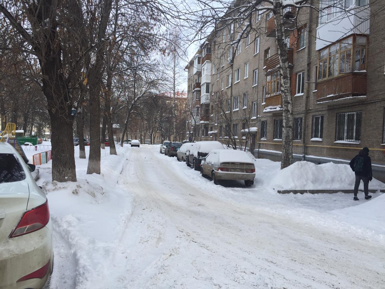 Респ. Башкортостан, г. Уфа, ул. Первомайская, д. 1а-придомовая территория