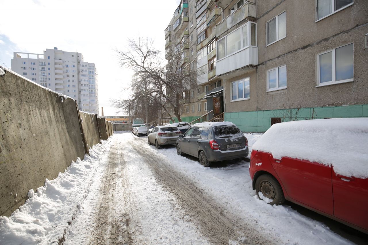 Респ. Башкортостан, г. Уфа, ул. Революционная, д. 96-придомовая территория