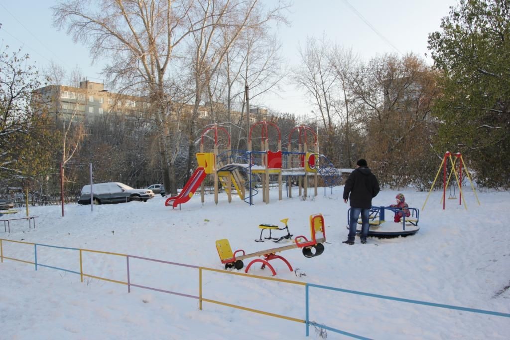 Респ. Башкортостан, г. Уфа, ул. Российская, д. 33, к. 2-придомовая территория