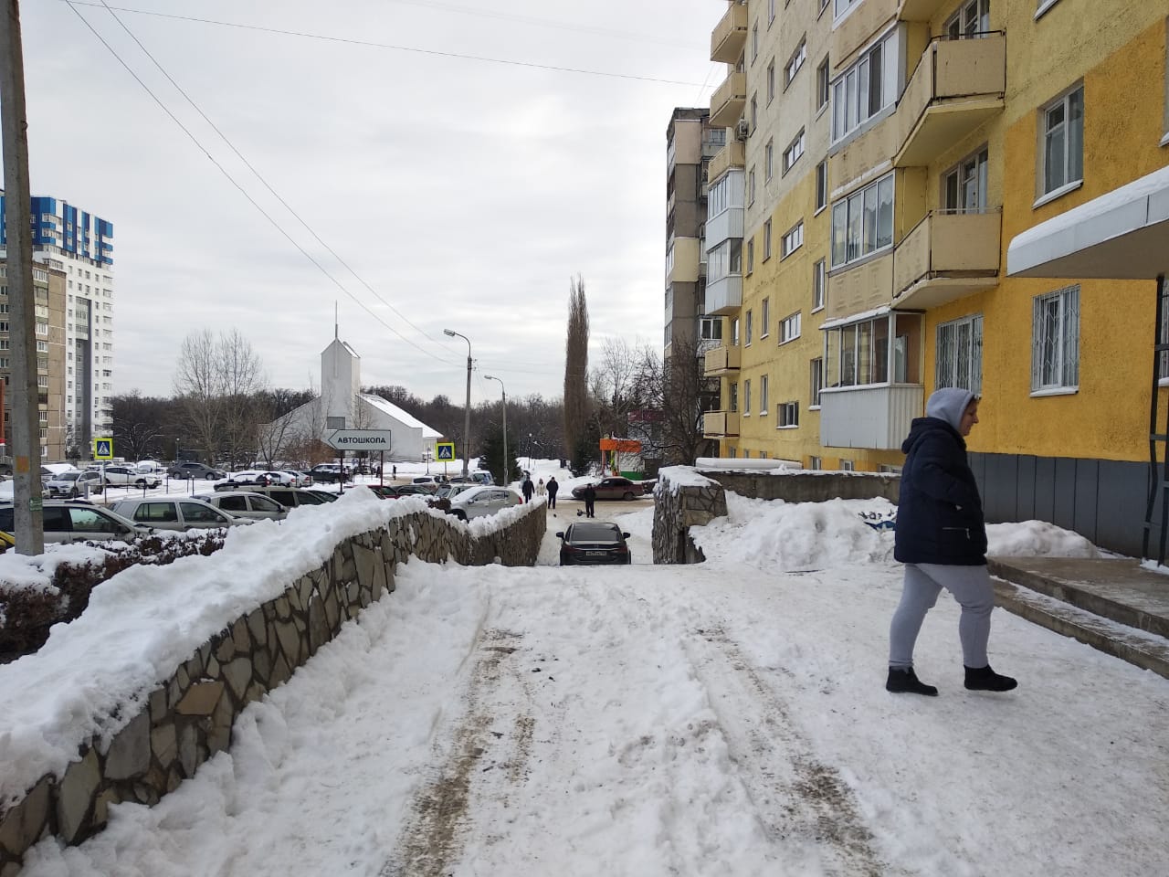 Респ. Башкортостан, г. Уфа, ул. Российская, д. 167-придомовая территория