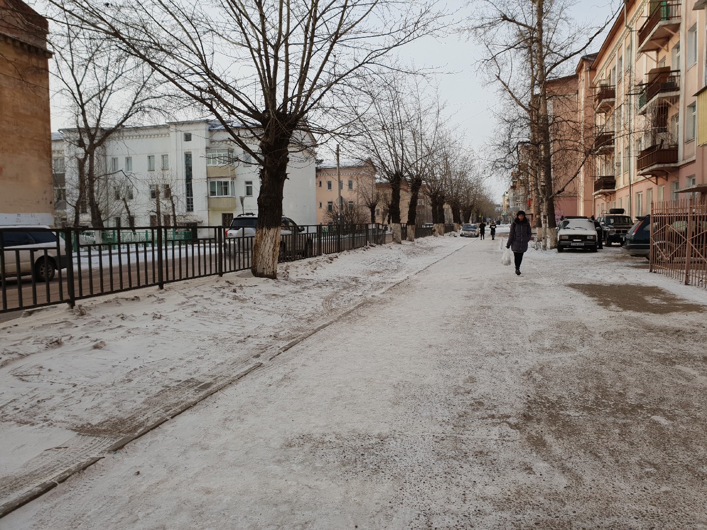 Респ. Бурятия, г. Улан-Удэ, ул. Комсомольская, д. 27-придомовая территория