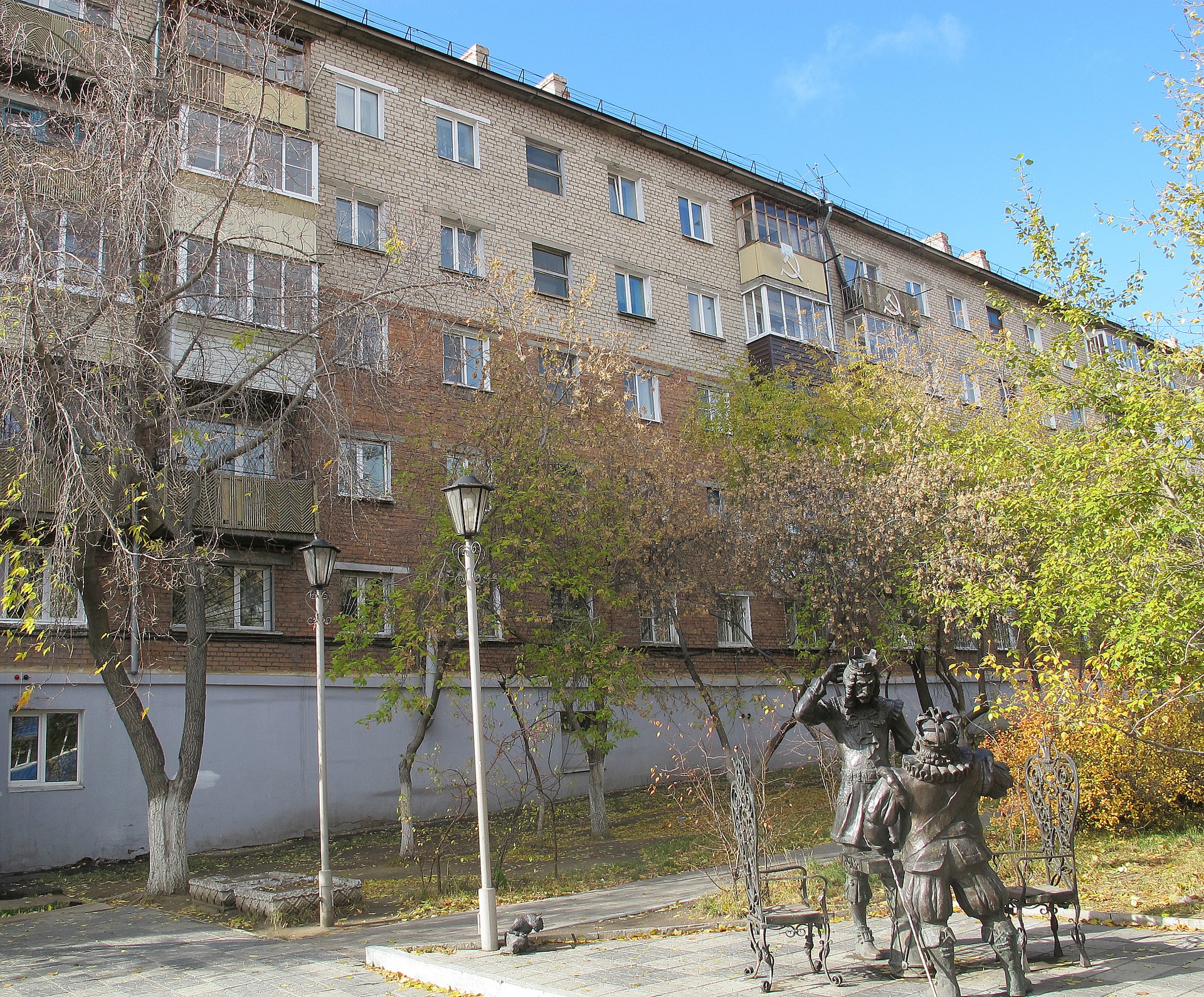 Респ. Бурятия, г. Улан-Удэ, ул. Комсомольская, д. 42-фасад здания