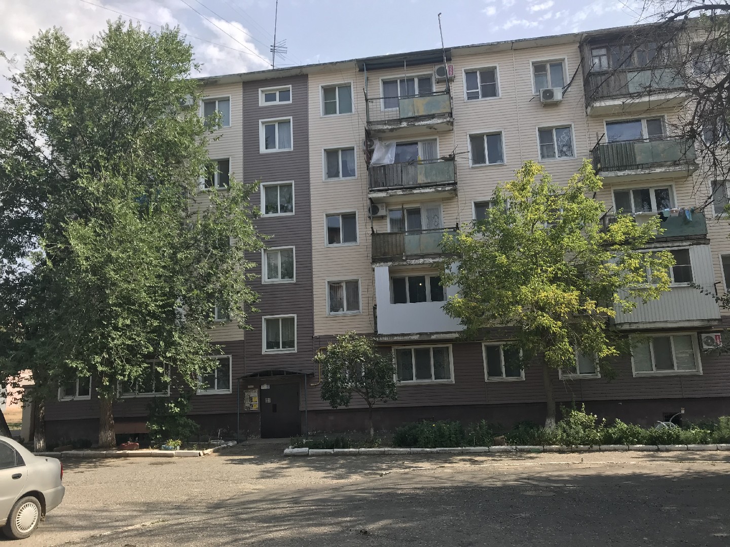 Респ. Калмыкия, г. Элиста, ул. Ю.Клыкова, д.  128-фасад здания