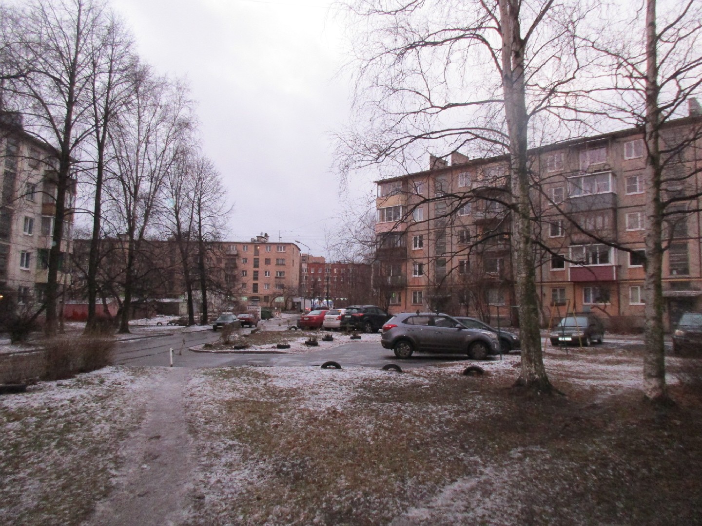 Респ. Карелия, г. Петрозаводск, пр-кт. Октябрьский, д. 4Б-придомовая территория