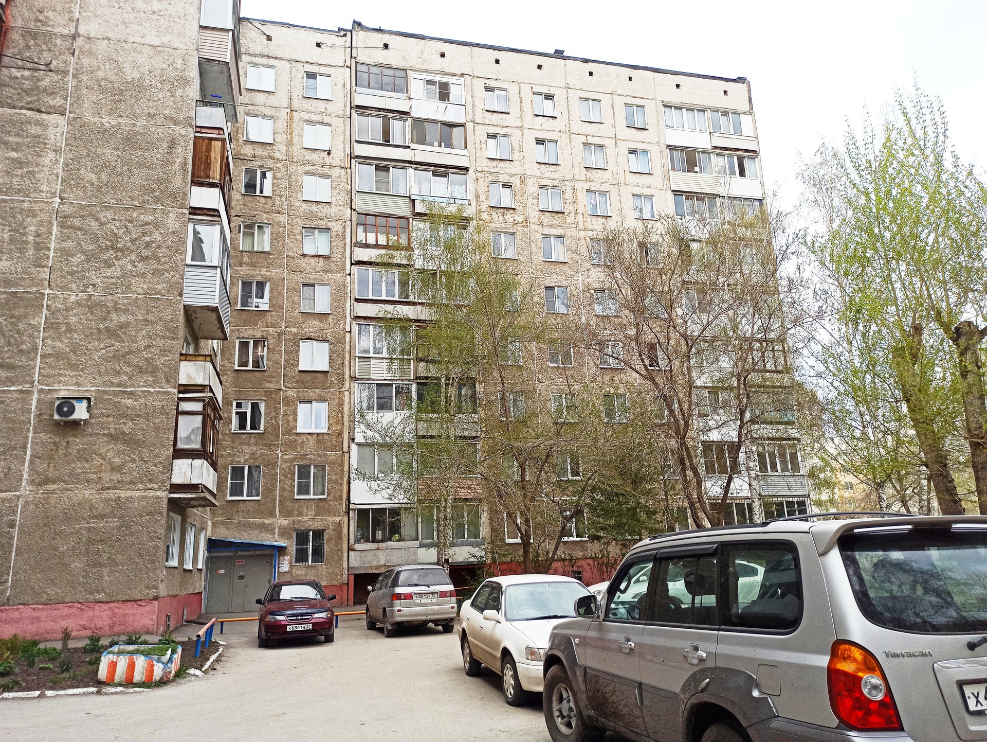 край. Алтайский, г. Барнаул, ул. Антона Петрова, д. 256-фасад здания