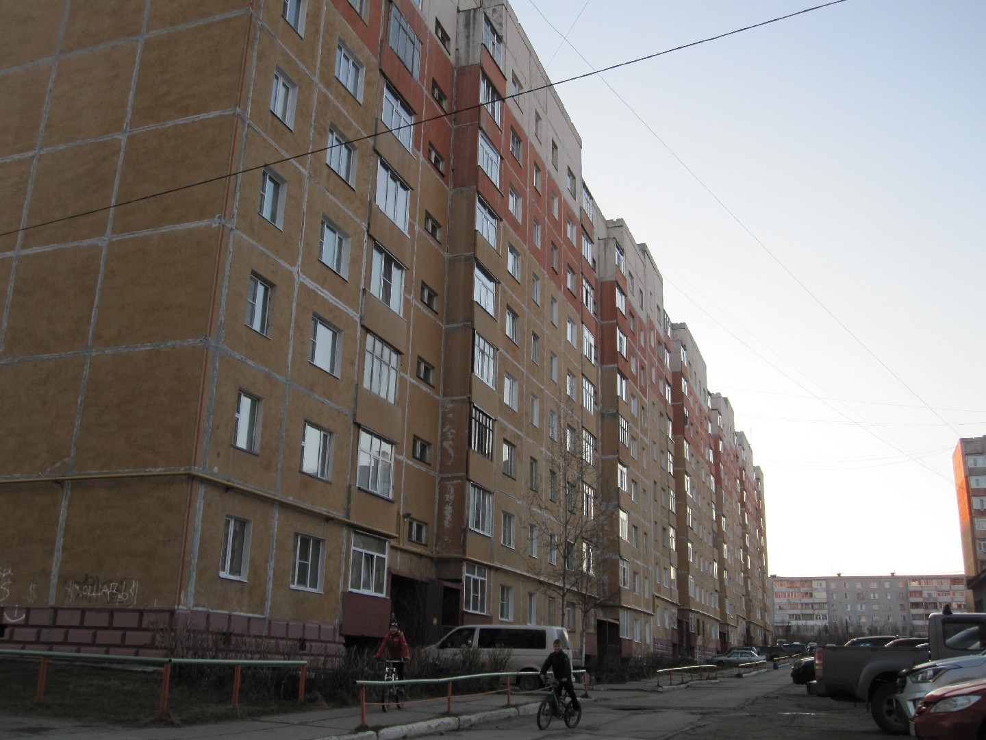 Респ. Коми, г. Усинск, ул. Комсомольская, д. 19-фасад здания