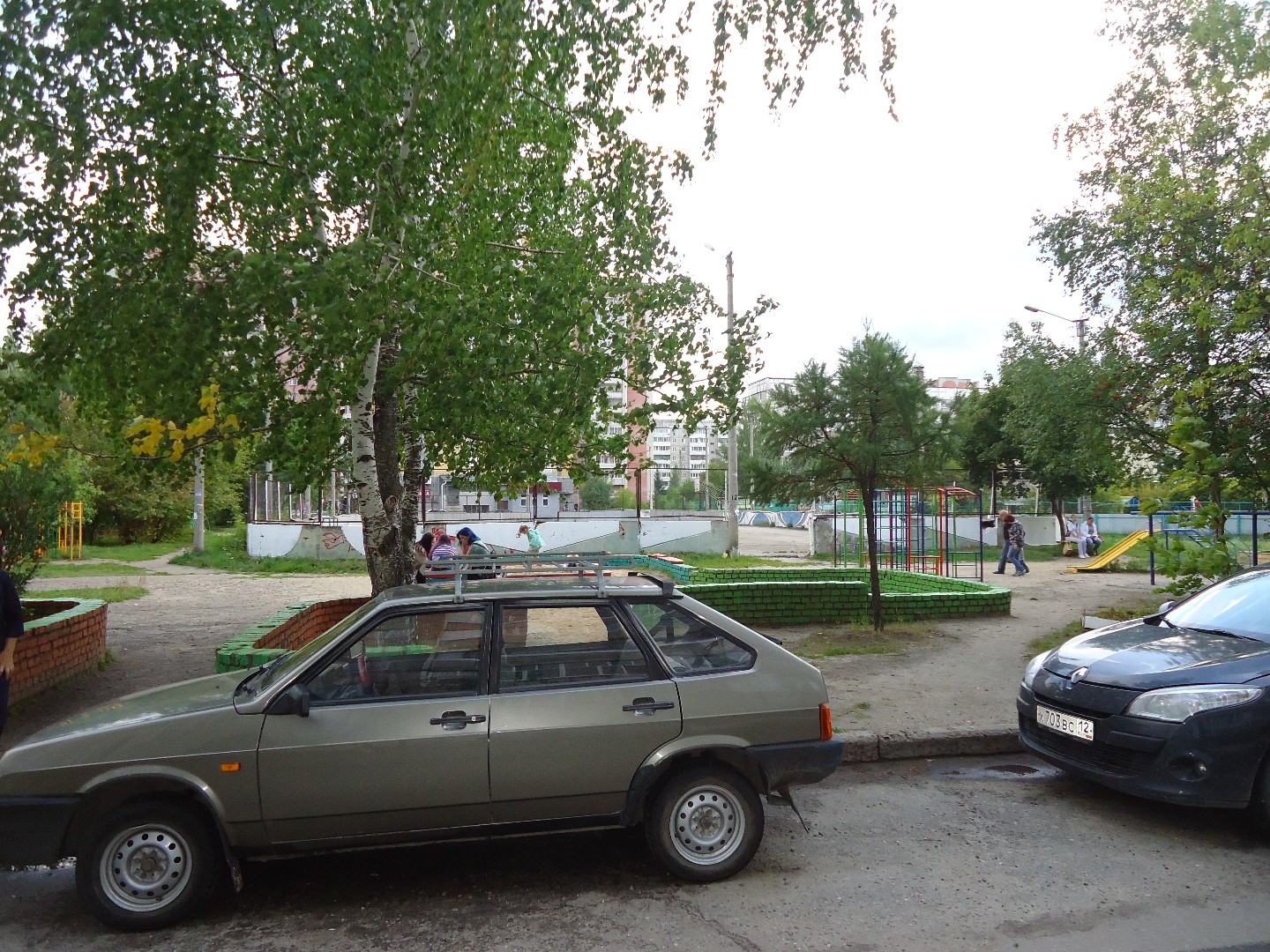 Респ. Марий Эл, г. Йошкар-Ола, ул. Петрова, д. 12-придомовая территория