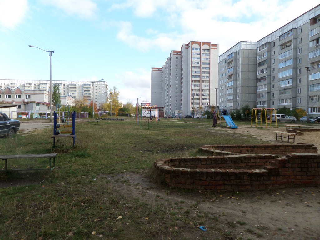 Респ. Марий Эл, г. Йошкар-Ола, б-р. Чавайна, д. 10-придомовая территория