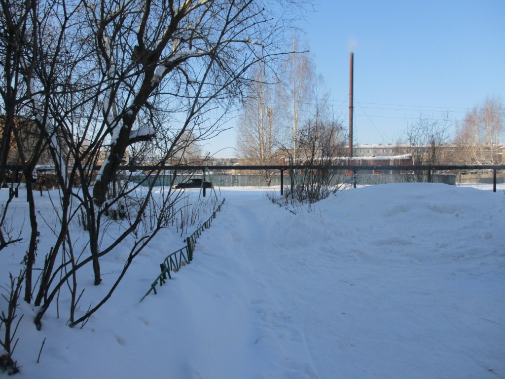 Респ. Марий Эл, р-н. Медведевский, пгт. Медведево, ул. Коммунистическая, д. 24-придомовая территория