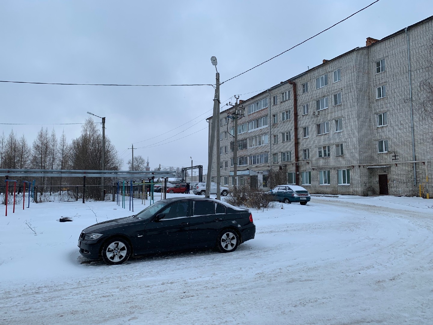 Респ. Марий Эл, р-н. Медведевский, пгт. Медведево, ул. Логинова, д. 2-придомовая территория