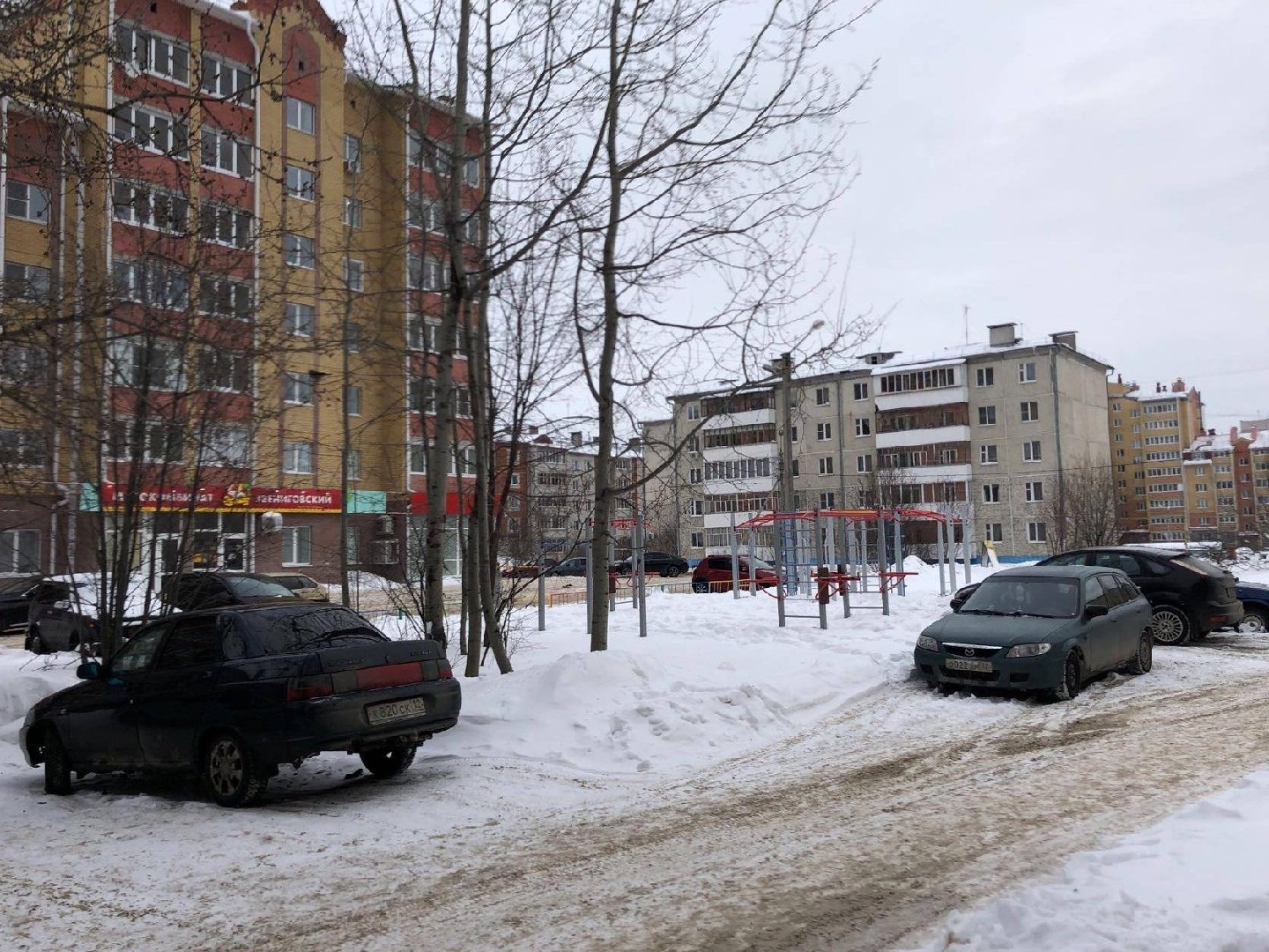 Респ. Марий Эл, р-н. Медведевский, пгт. Медведево, ул. Терешковой, д. 21-придомовая территория