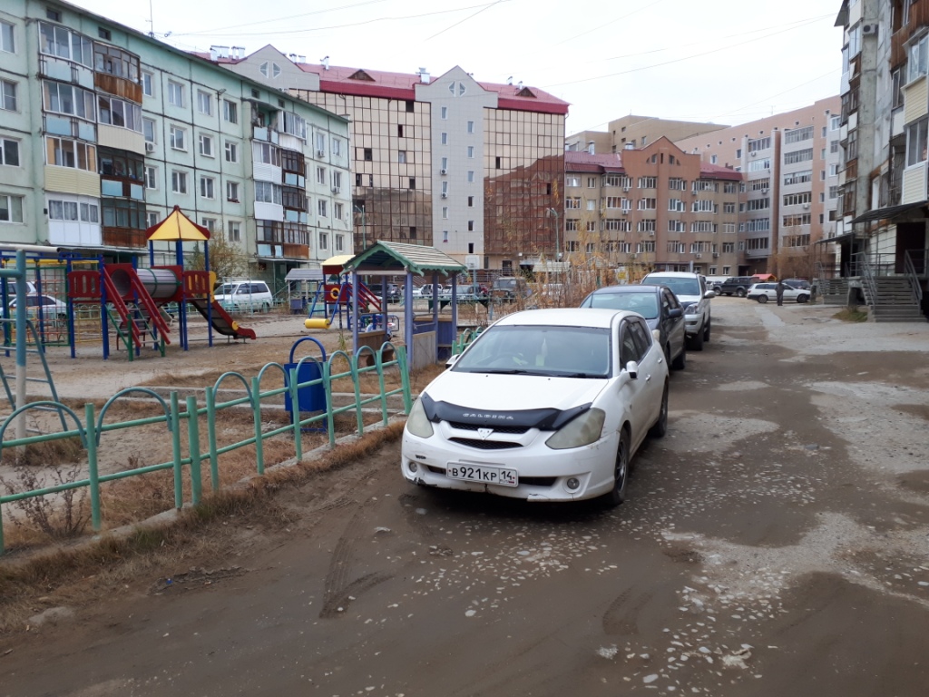 Респ. Саха /Якутия/, г. Якутск, ул. Петра Алексеева, д. 15/2-придомовая территория