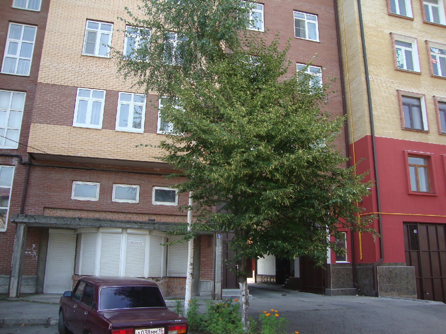 Респ. Северная Осетия - Алания, г. Владикавказ, ул. Бимболата Ватаева, д. 5-фасад здания