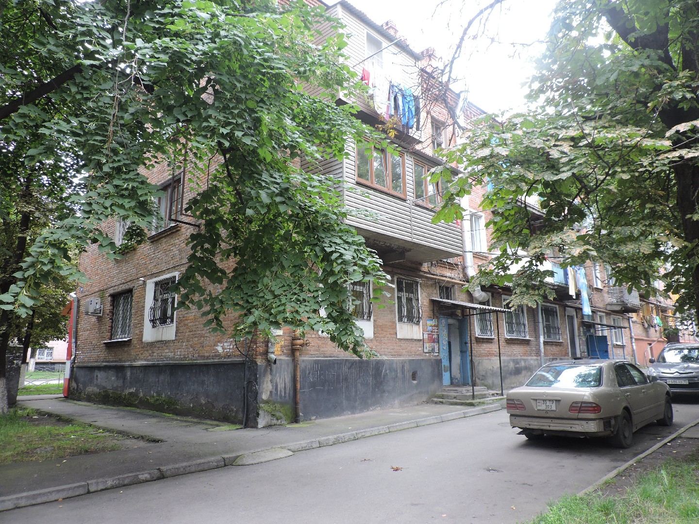 Респ. Северная Осетия - Алания, г. Владикавказ, ул. Иристонская, д. 19-фасад здания