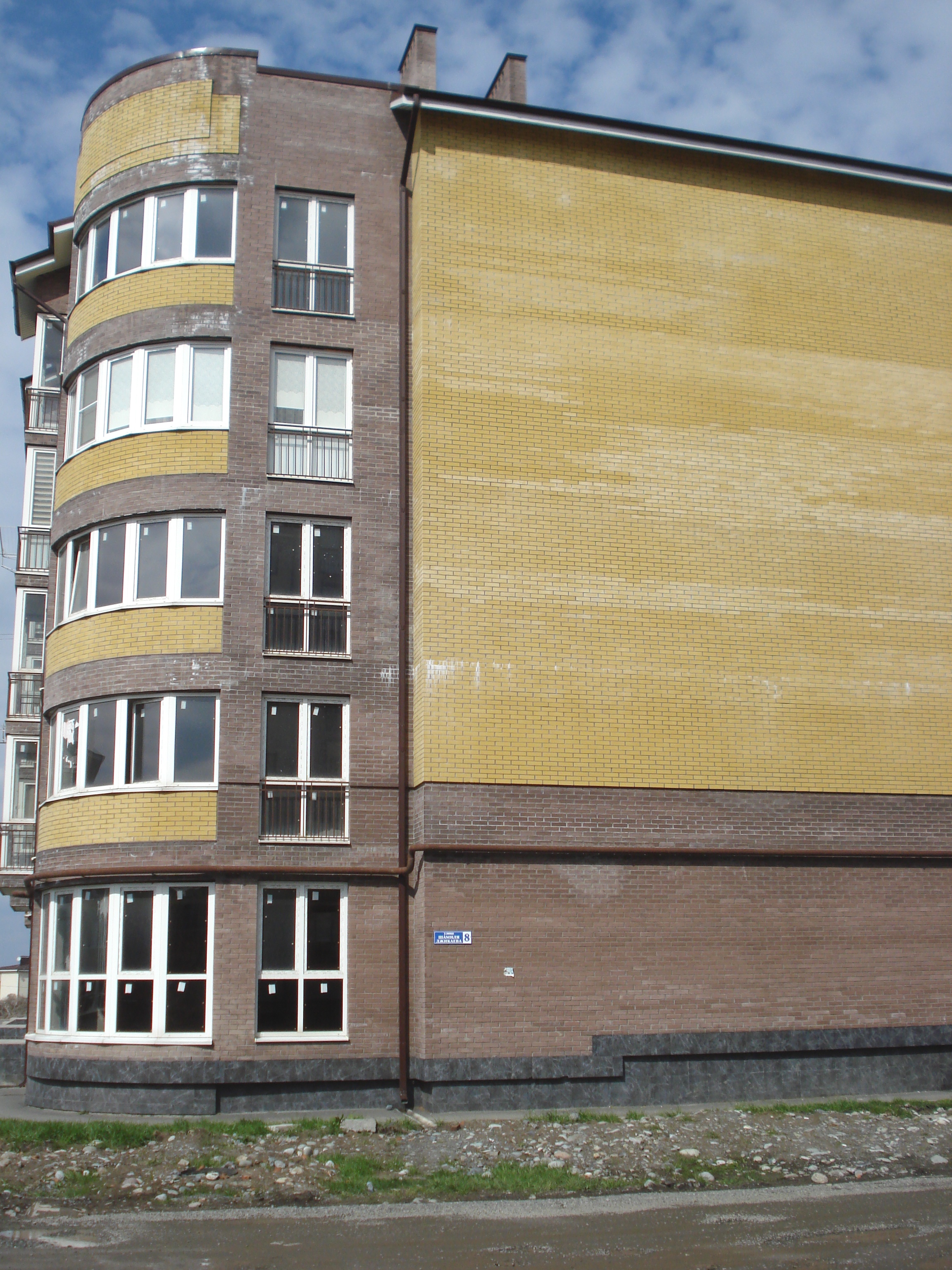 Респ. Северная Осетия - Алания, г. Владикавказ, ул. Шамиля Джикаева, д. 8-фасад здания