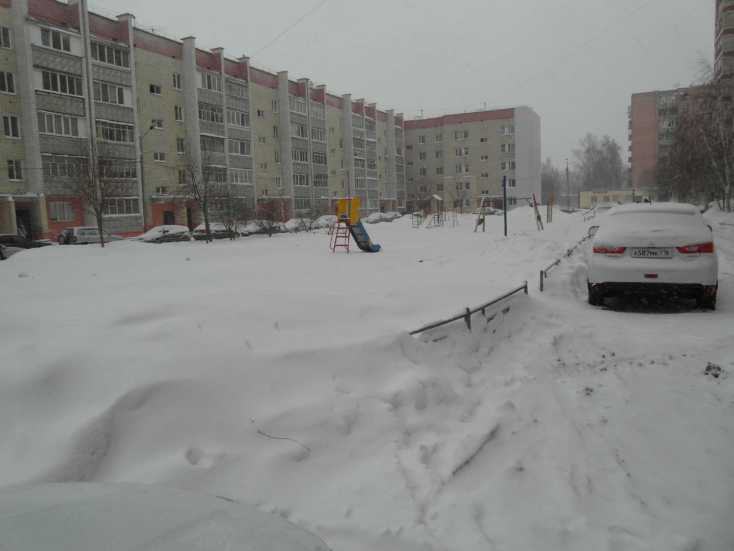 Респ. Татарстан, г. Казань, ул. Авангардная, д. 171Б-придомовая территория