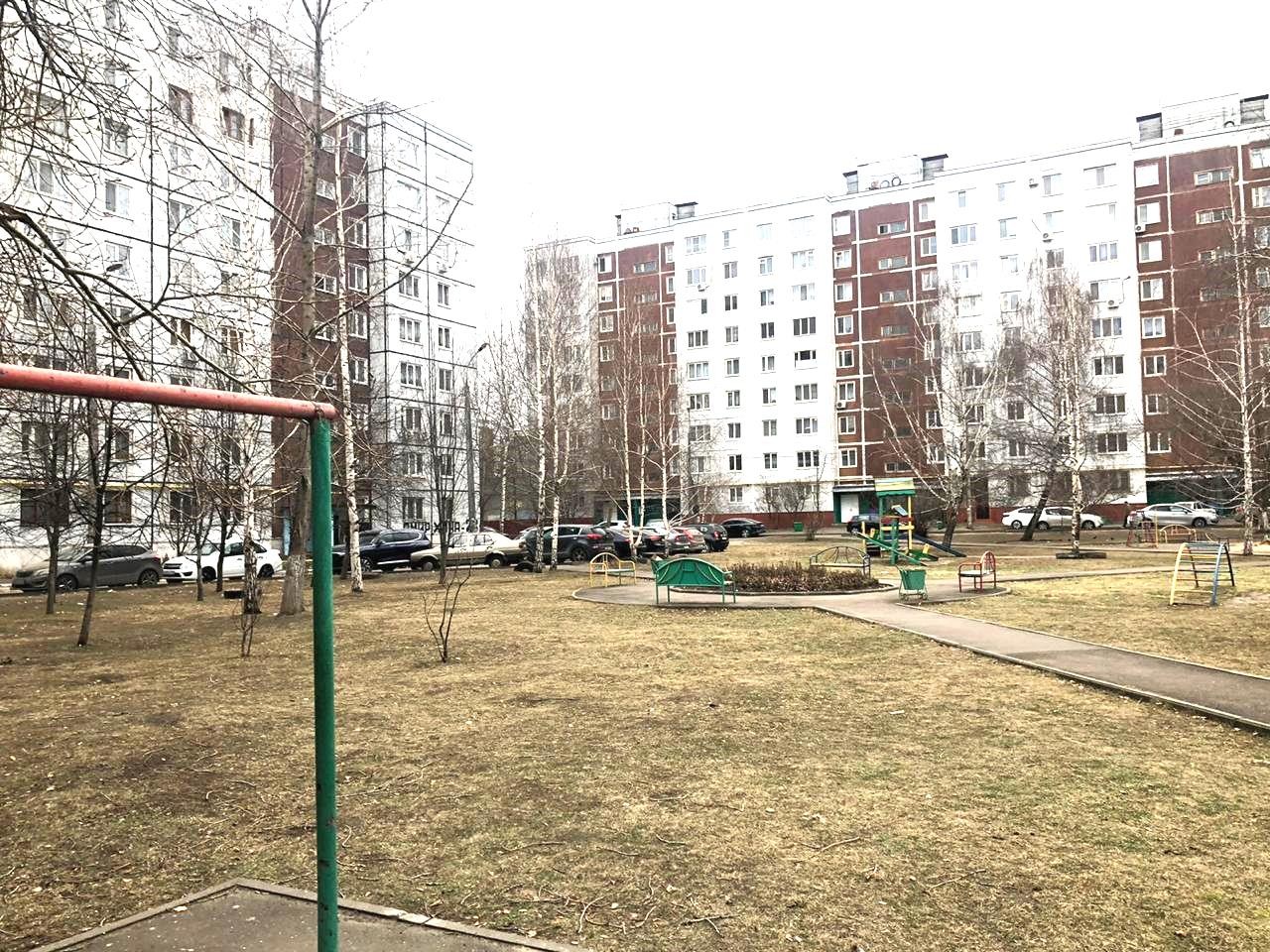 Респ. Татарстан, г. Казань, пр-кт. Фатыха Амирхана, д. 32-придомовая территория