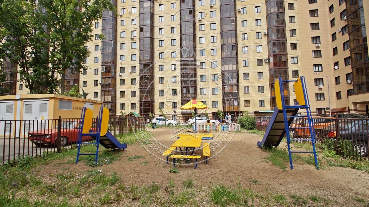 Респ. Татарстан, г. Казань, ул. Хусаина Мавлютова, д. 42-придомовая территория