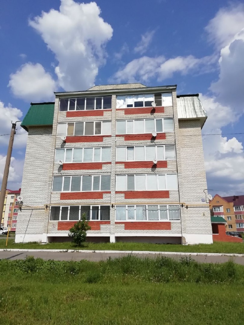 Респ. Татарстан, р-н. Нурлатский, г. Нурлат, ул. Г.Кариева, д. 32-фасад здания
