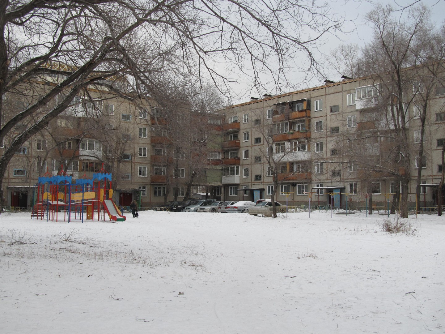 Респ. Хакасия, г. Абакан, ул. Кати Перекрещенко, д. 20-придомовая территория