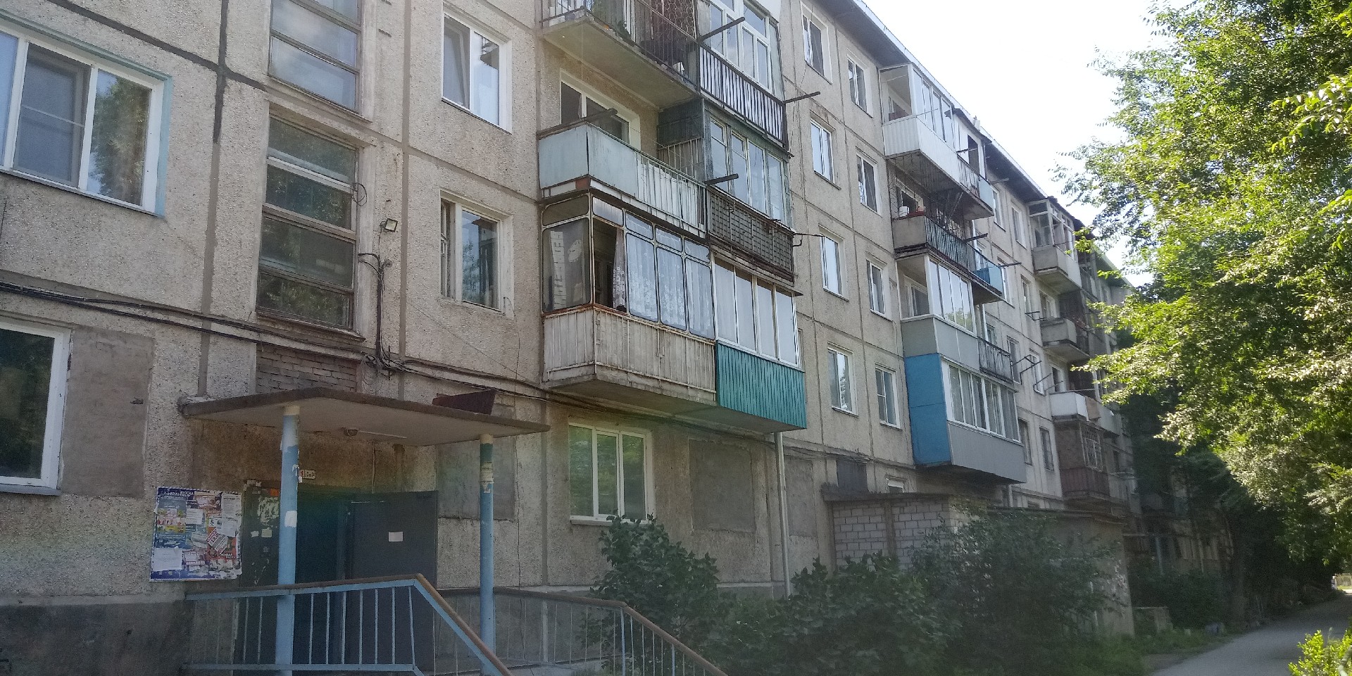 Респ. Хакасия, г. Абакан, ул. Комарова, д. 8-фасад здания