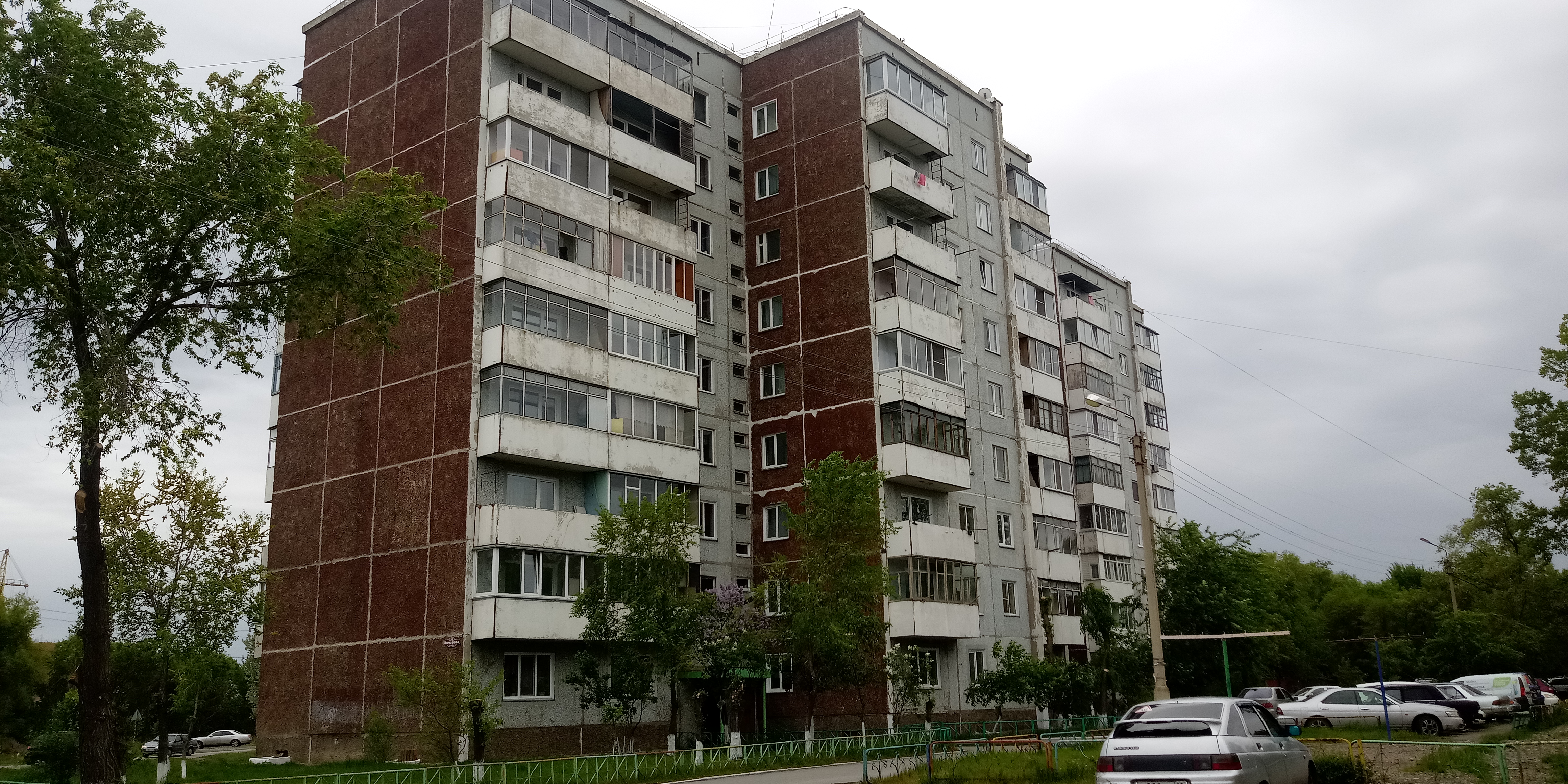 Респ. Хакасия, г. Абакан, ул. Комарова, д. 10-фасад здания