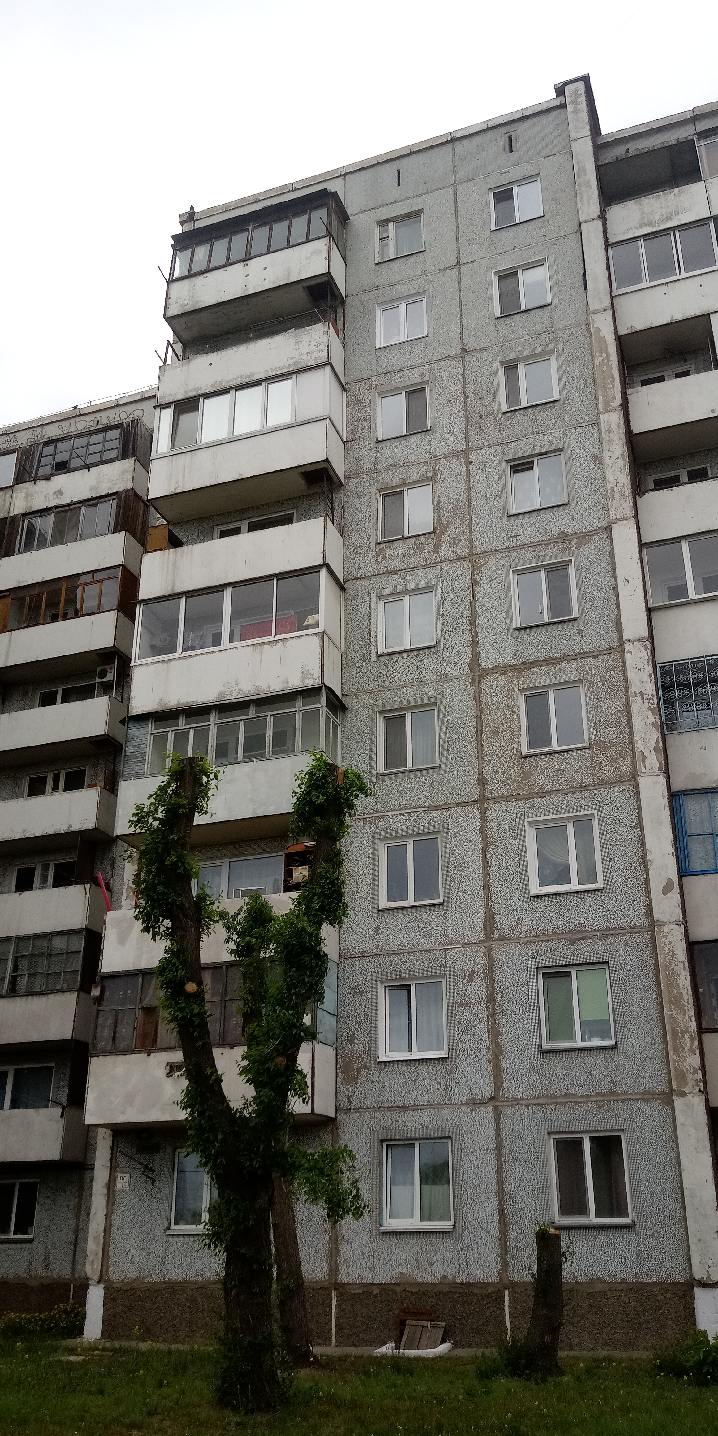 Респ. Хакасия, г. Абакан, ул. Комарова, д. 10-фасад здания
