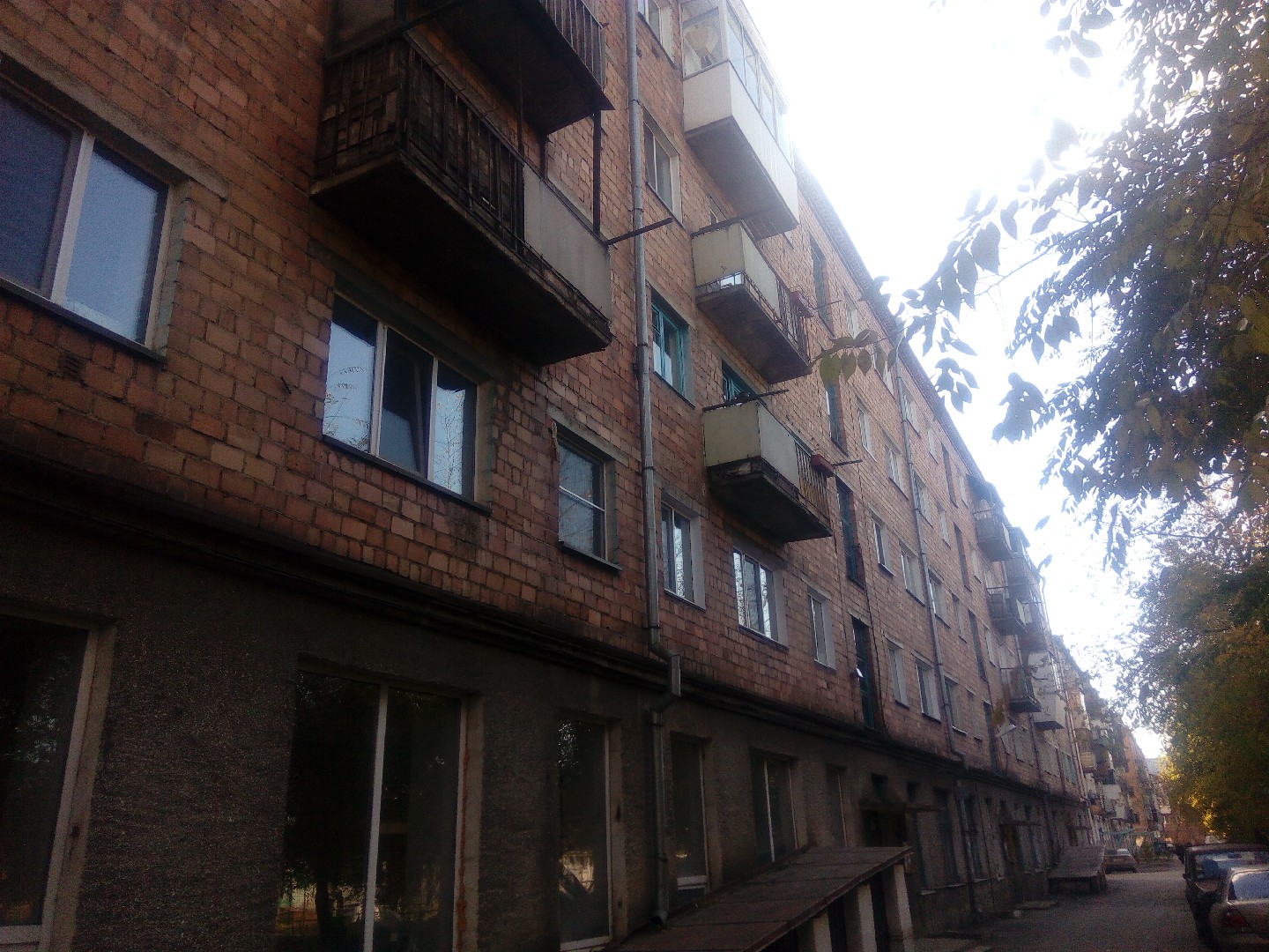 Респ. Хакасия, г. Абакан, ул. Ленинского Комсомола, д. 13-фасад здания