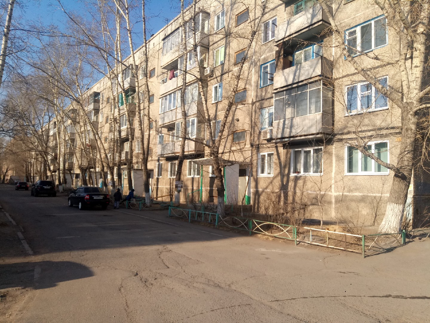 Респ. Хакасия, г. Черногорск, ул. Калинина, д. 13-фасад здания