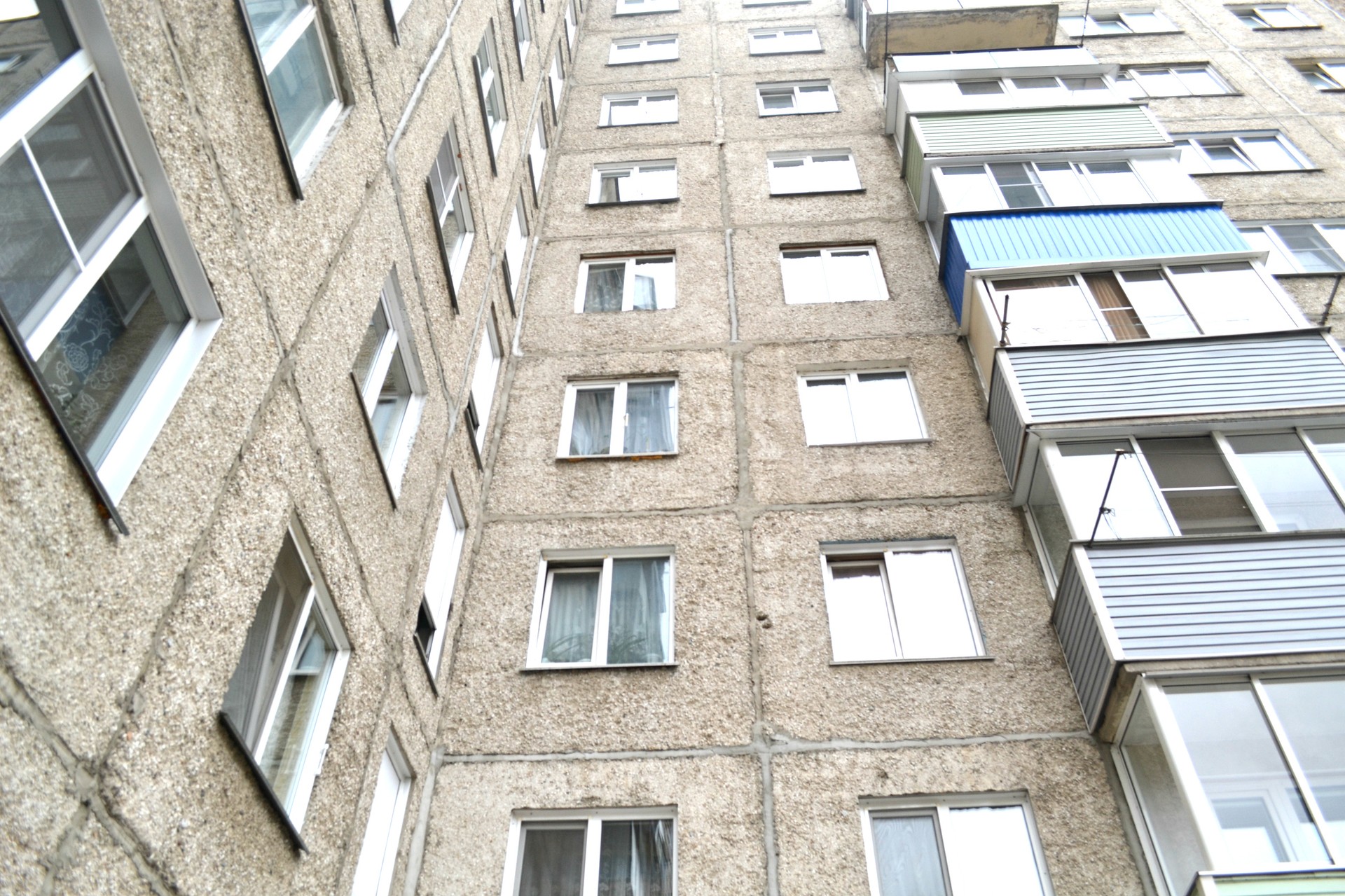 край. Алтайский, г. Новоалтайск, ул. 7 микрорайон, д. 13-фасад здания